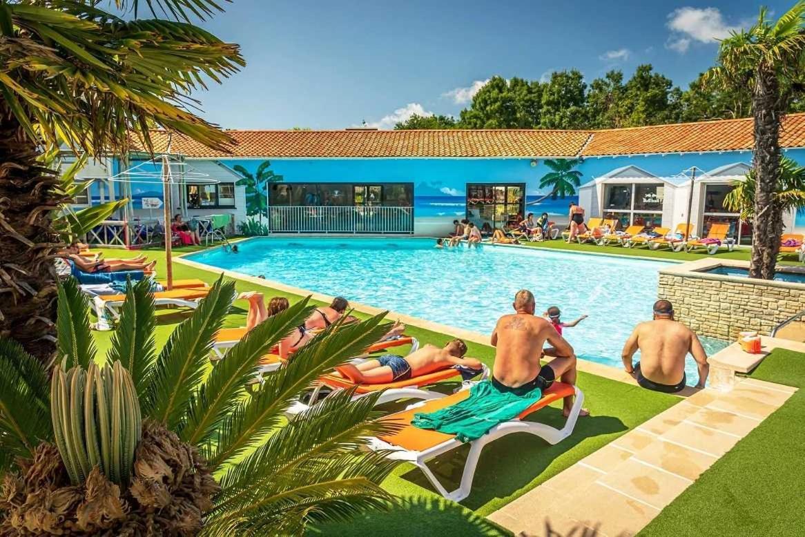 Camping 4 Etoiles - Parc Aquatique - Eei0Fi Saint-Georges-d'Oleron Exterior photo